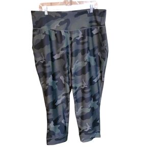 Camo cropped joggers